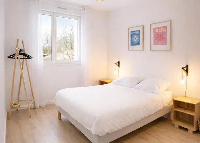 Charming Sunny House In 度假居