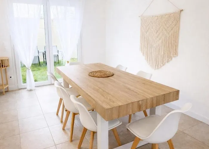 Charming Sunny House In 度假居